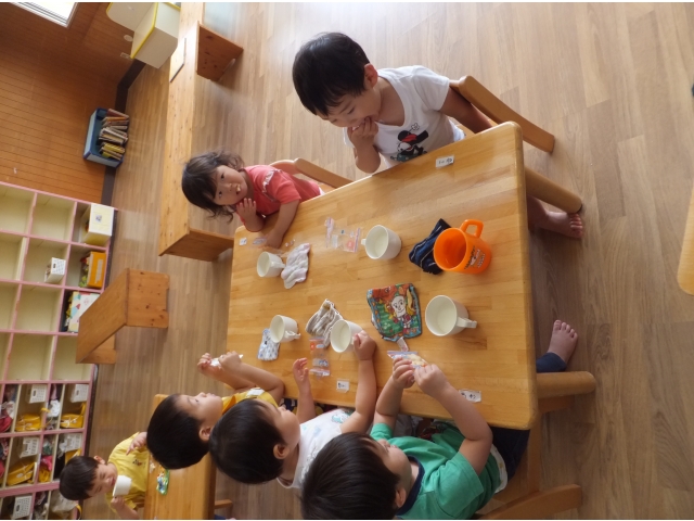 友だちと楽しく
おやつを食べます
