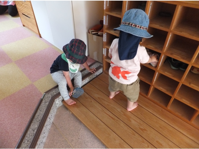 靴を脱いで靴箱へ…