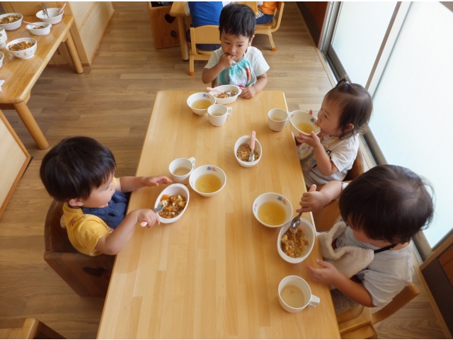 たくさん遊んだから
給食もおいしいね♡
