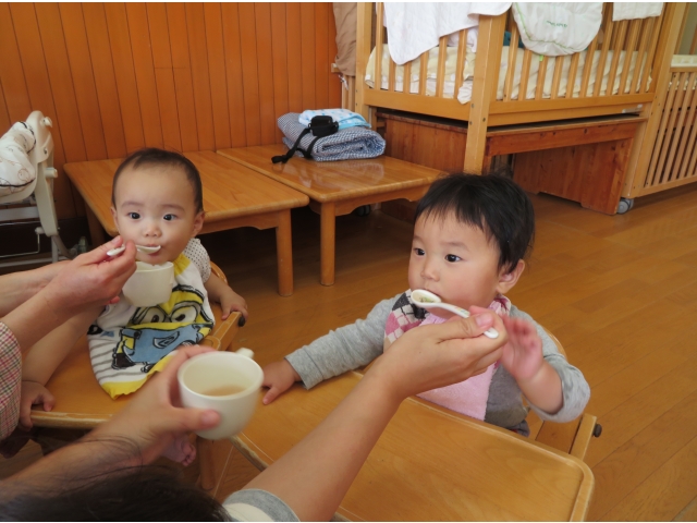 スプーンからお茶を
飲みます♡