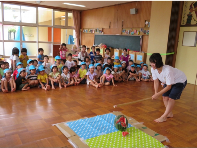割れたすいかを見て
“やったー！”と大喜び♡
