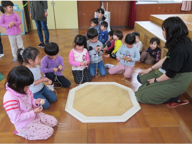 みんな行儀よくこまに
ヒモを巻きつけます
