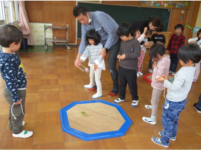 “いち、にのさん!”の掛け声に合わせて回します
