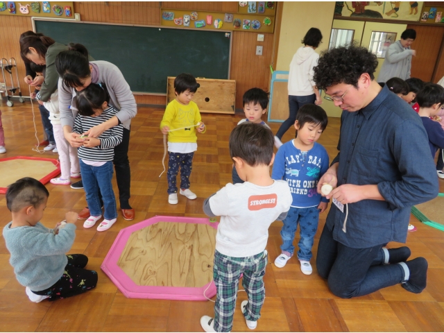 巻き方を観察中…