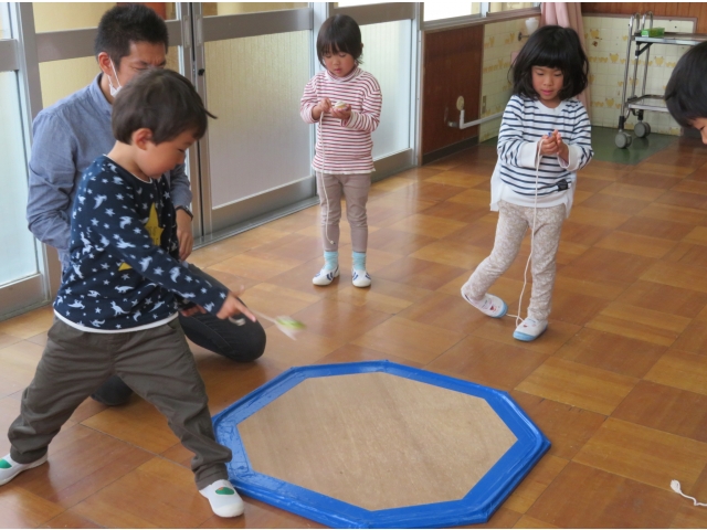 こまを回す時は、体のポーズも大切です!