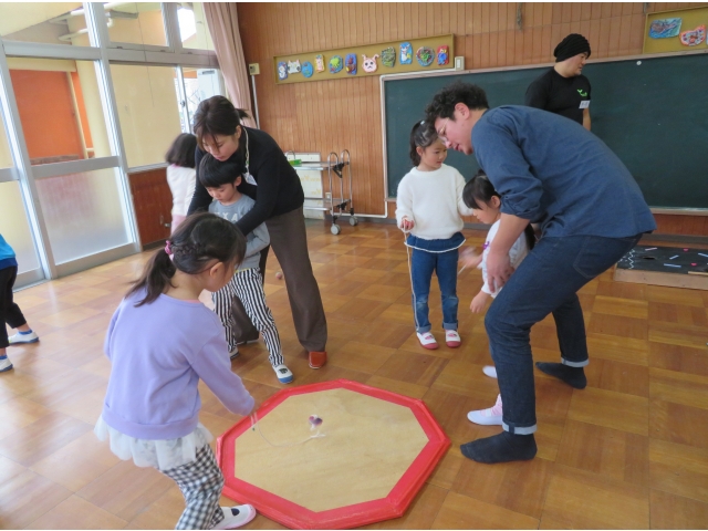 掛け声でこまを離す
タイミングをつかみます!