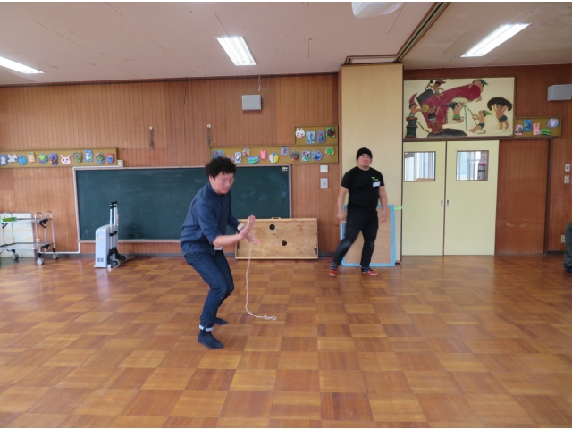 手にヒモを巻き付けて
こまを渡らせる“へび!