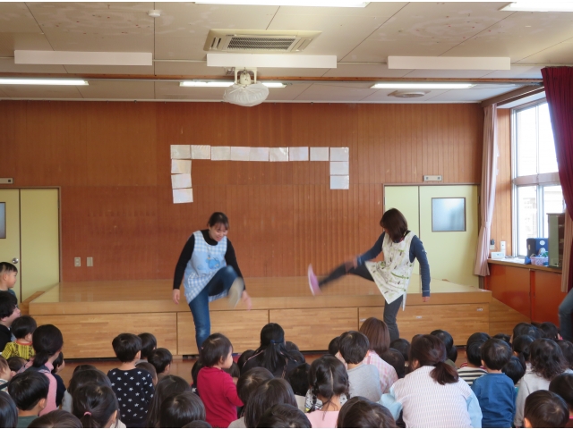 ♪歌に合わせてまりつき♪