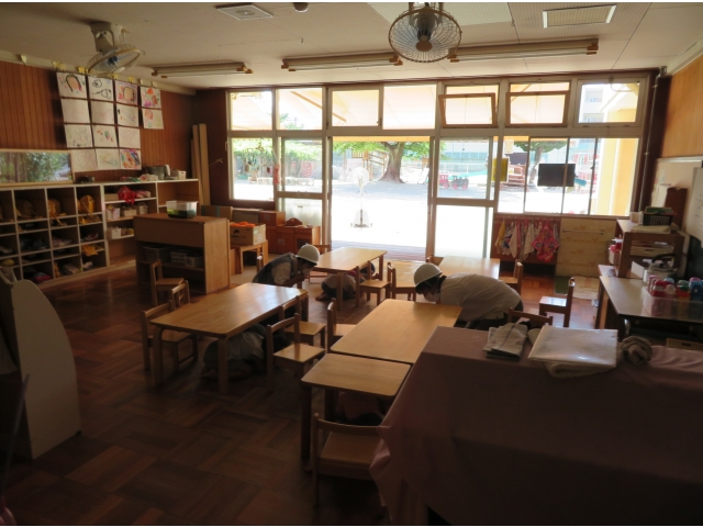 机の下に入ります。