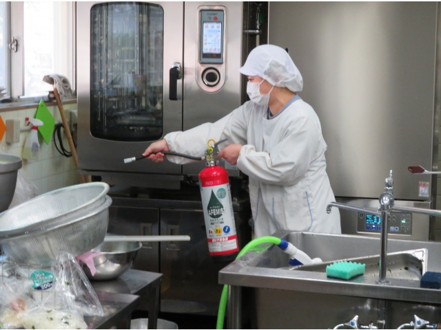 給食室の初期消火。