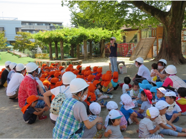 園長先生の話を聞いています。