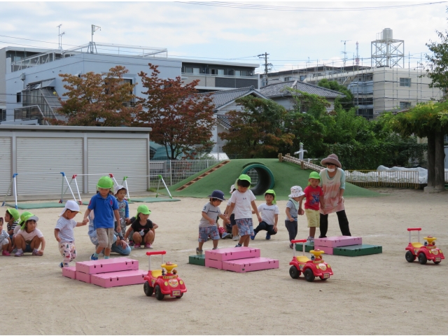 手をつないで登ります