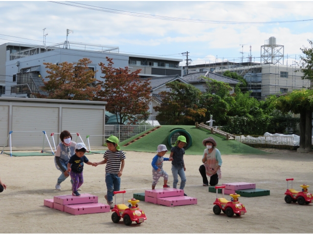 手をつないで登ります♬