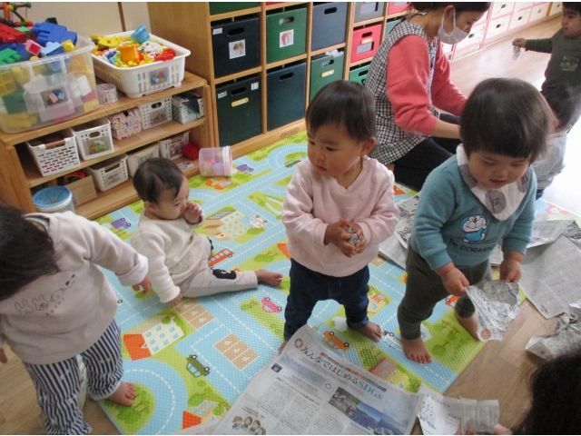 新聞をちぎて豆の準備中
ひよこ組♬