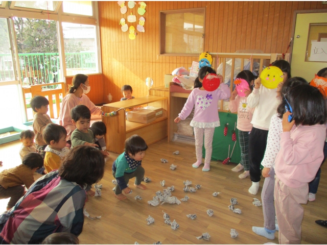 先生と一緒に
“オニは～そと!”