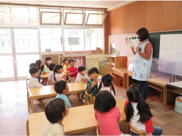 子どもの日の由来を
真剣に聞きます