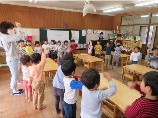 きりん組でも歌に合わせて
踊ります♪