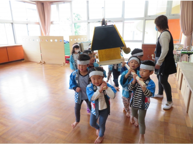 交代で神輿を担ぐきりん組♬