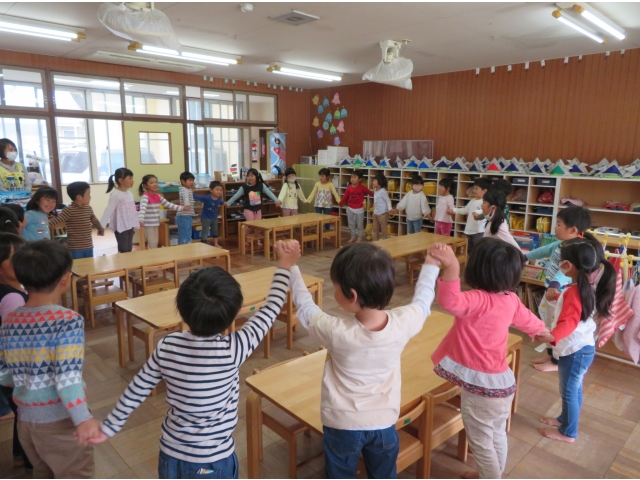 “日本中のこどもたち”の歌に合わせて踊ります♪