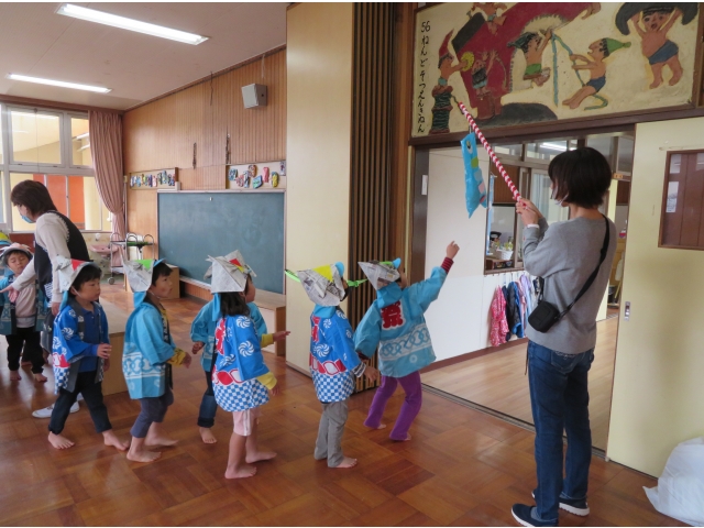 1人ずつこいのぼりに
タッチ!