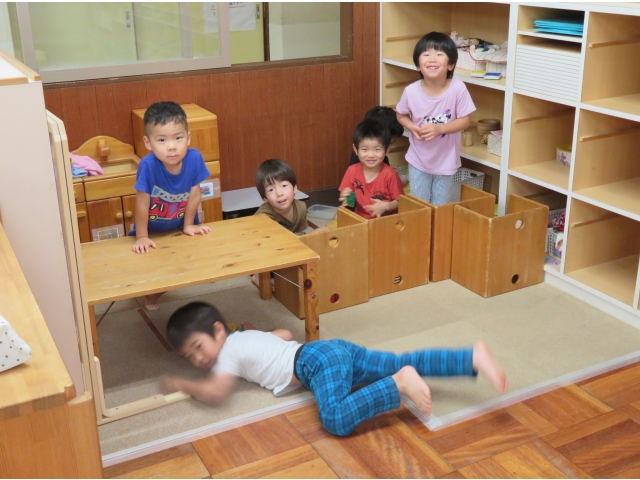 行きたくない子はお部屋で遊びます。