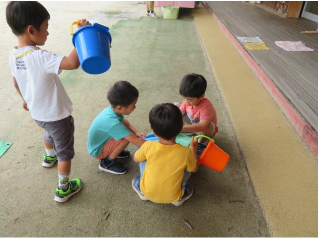 タライの水をバケツに入れて…