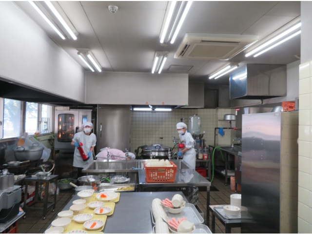 給食室、消火器準備