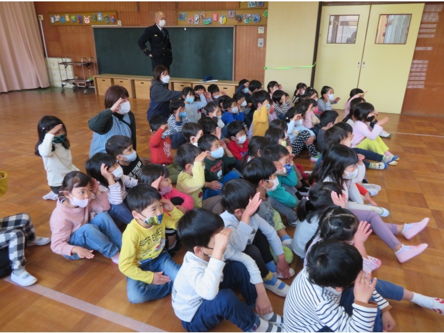 初めに敬礼の仕方を教えてもらいました!