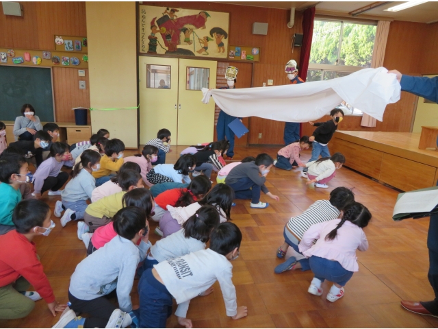 煙に見立てた布を潜り抜け避難!