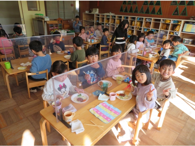 給食が運ばれると「わぁ～♡」っと歓声