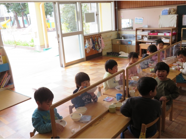 たんぽぽ組はみんな同じテーブルで♪