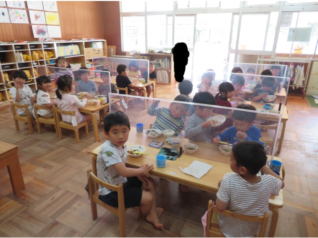 食べるのに夢中のお友だちも…