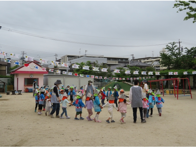 歌に合わせて元気に踊ります♪