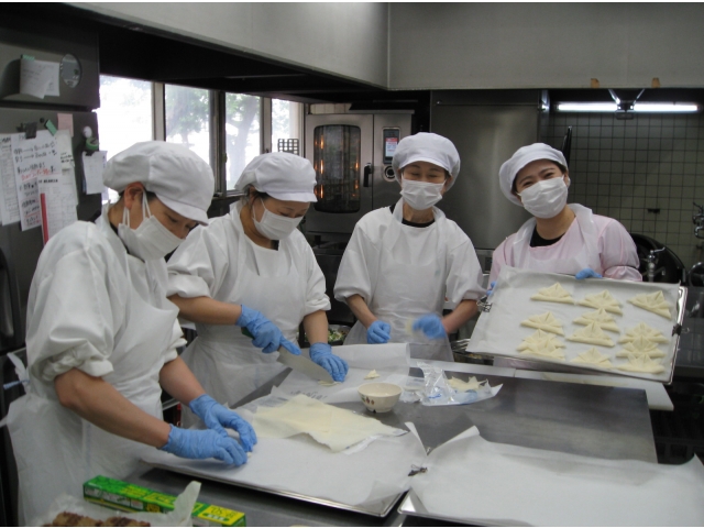 餃子の皮も兜を折って焼くと…