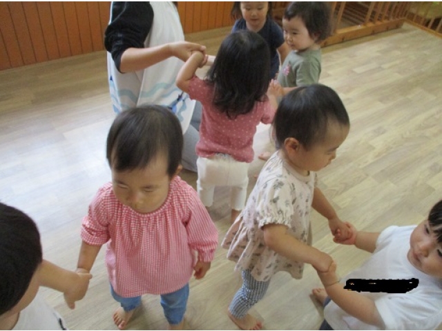 先生やお友だちと手を繋いでなべなべそこぬけを楽しみ中♪