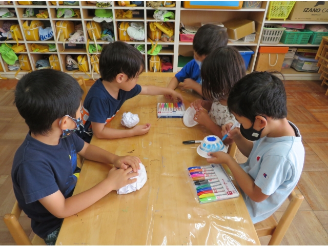 ４歳と５歳で役割分担して取り組みます。