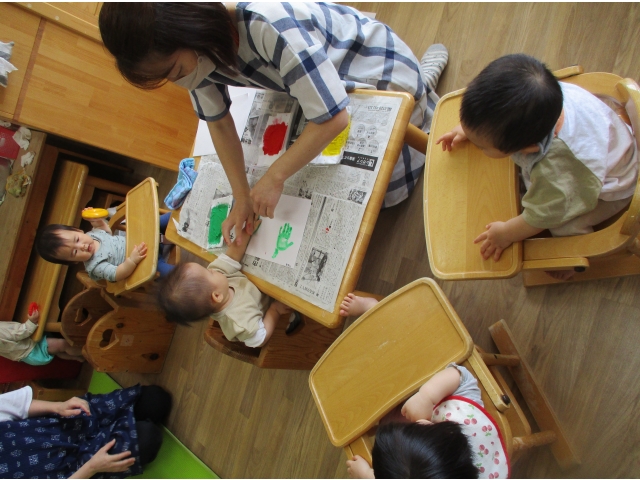 絵の具の感触にはじめはびっくりしている様子でしたが楽しくペッタン！としていました。