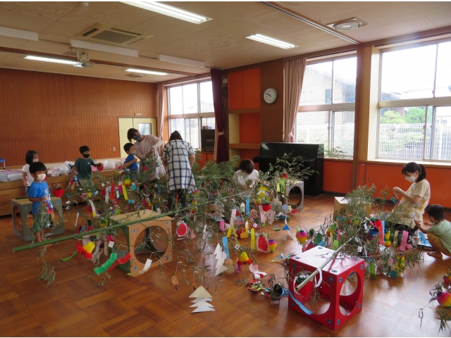 幼児さんは遊戯室で飾ります