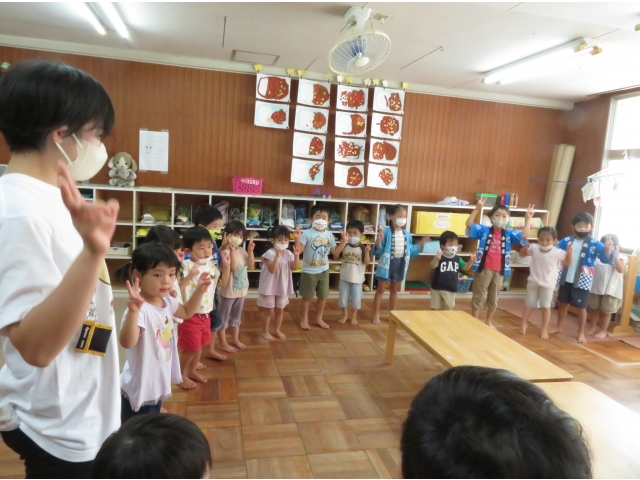 “エビ！カニ!…”元気な声も聞こえます