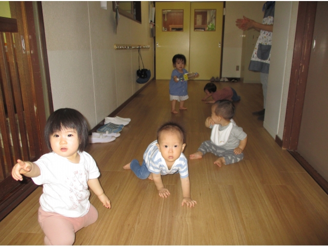 　「あれは何？」と指さす子何をみつけたのかな？