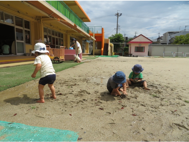 最後は大胆に泥んこ遊び。