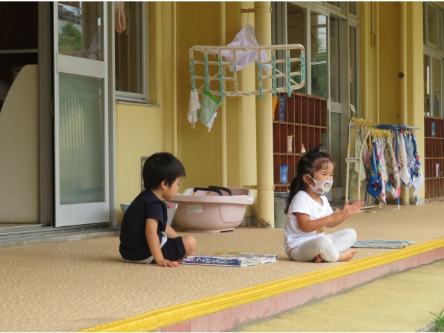 お姉ちゃんが「がんばれ～」って応援してます。