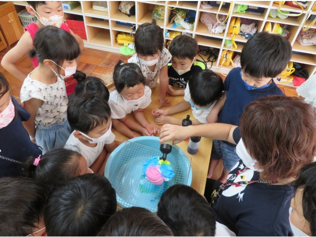 まず　保育者の見本を見ます。染料をかける時に、「じゅーっ」という掛け声がおきました。