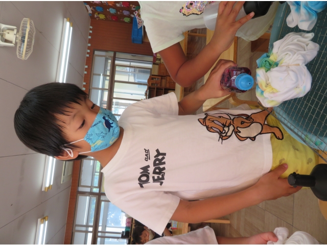 染料を塗っていきます。豪快にじゅーっと染めた保育者とは違って、一つひとつを丁寧に塗っていきます。