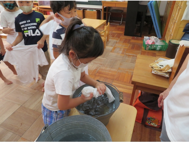 子どもたちの番です。Tシャツを水で濡らして絞ります。