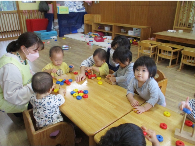 保育者が見本を見せると輪っかを手に取りさっそくやりはじめた子どもたち