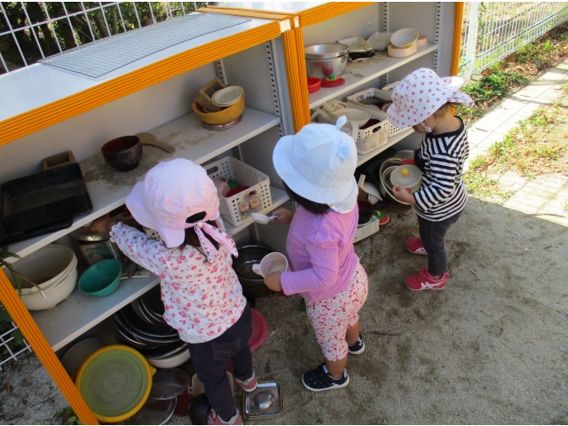 好きな砂場道具選び中♪