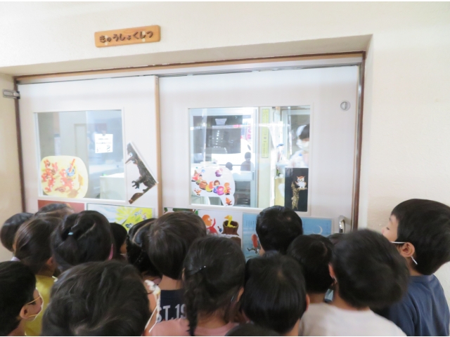 みんなで給食室に行きます。「あっ！これ生活発表会でたんぽぽ、すずらん、きりん組がやる劇じゃない？」