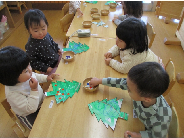 片方はシール貼りをして飾り付けをしました！指先を上手に使いたくさん飾り付けができ子どもたちも大満足♪