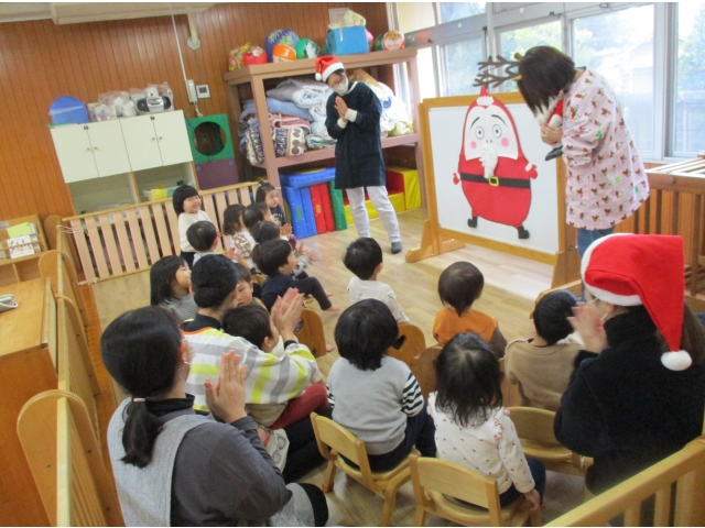 みんなの力でだるまさんをサンタさんに変身!!